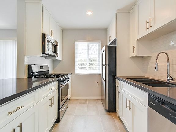 4th image of 806 N Sycamore Ave APT 5