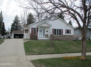 919 N 25th St, Grand Forks, ND 58203