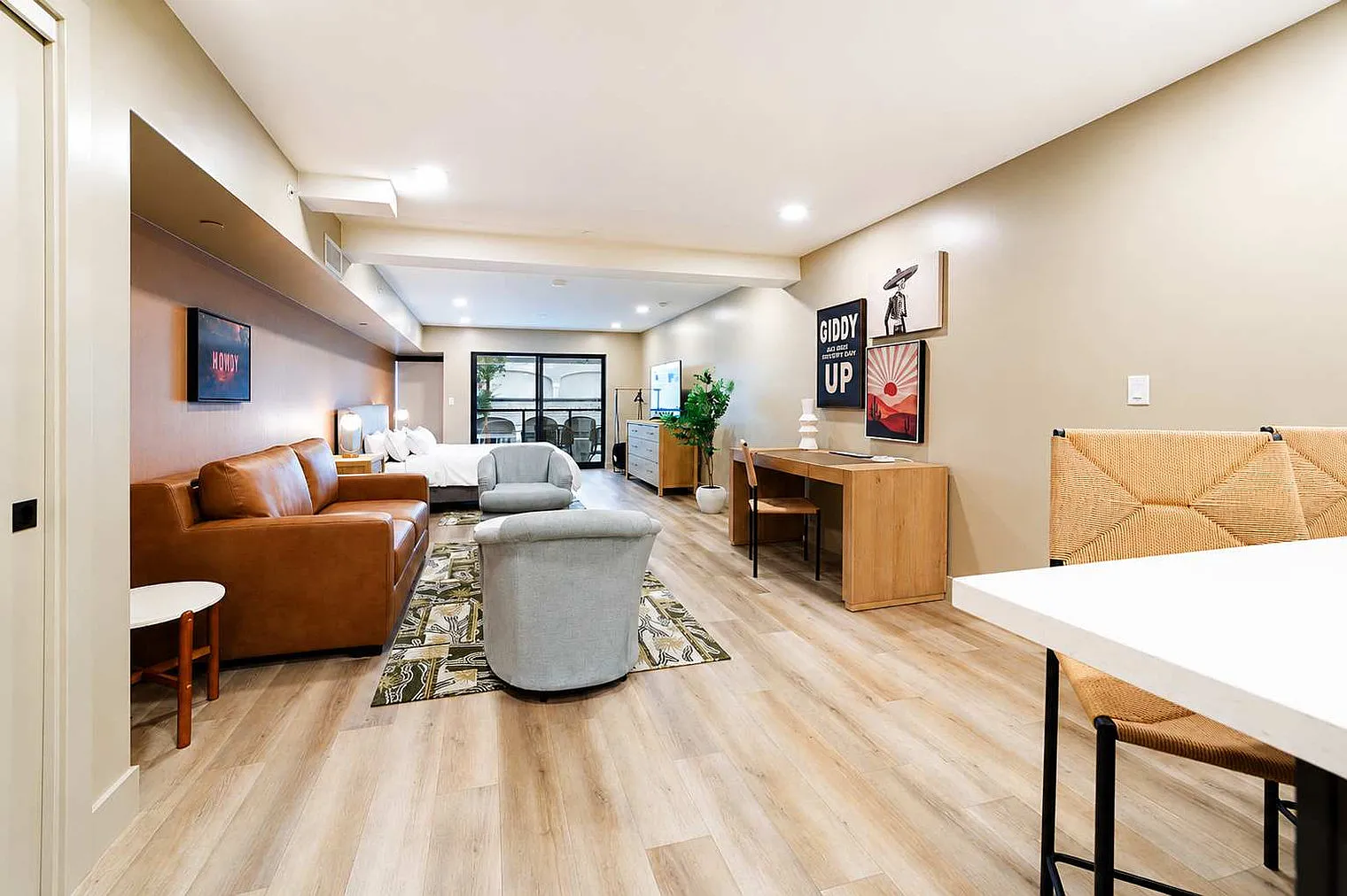1 bed, 1.0 bath, 721 sqft, $3,820 — Photo 2