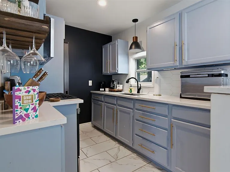 908 Haskell St — Photo 12