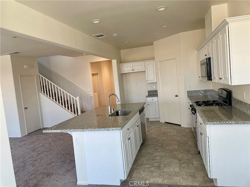 4 bed, 2697 sqft, $3,700 — Photo 3