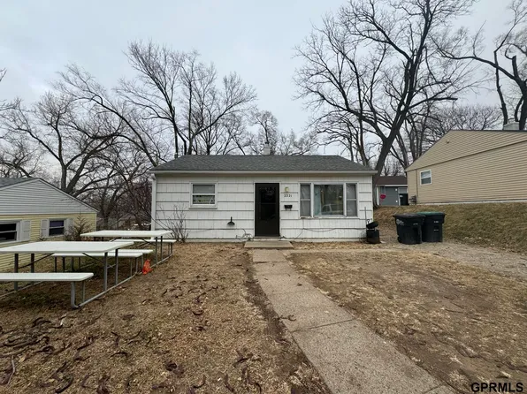 2221 N 39th St, Omaha, NE 68111