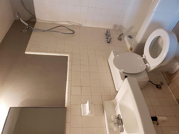 5th image of 1177 E Lloyd St #307