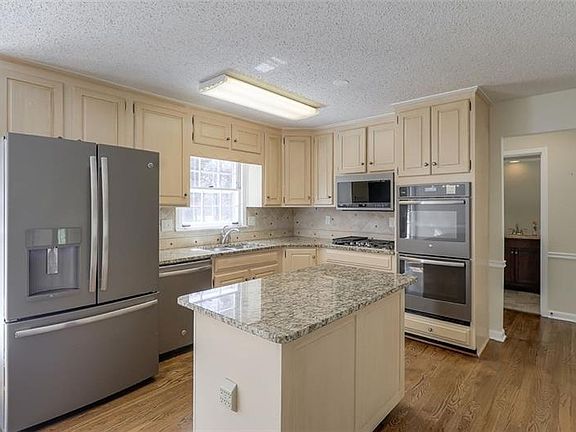 4th image of 415 Saddle Horn Cir