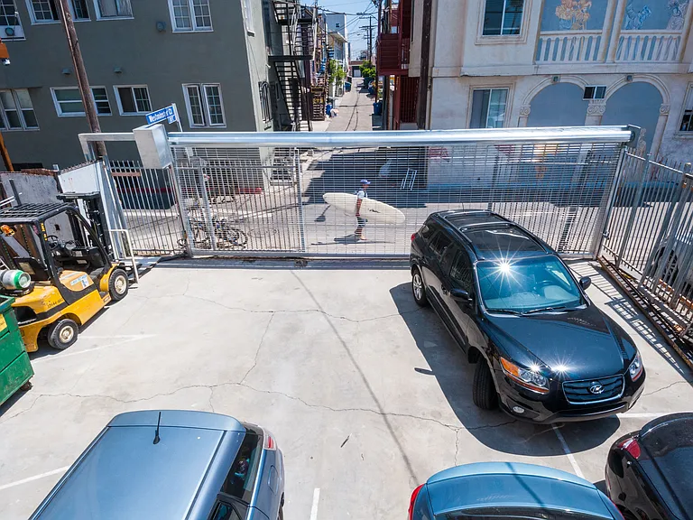 1309 S Ocean Front Walk #A — Photo 37