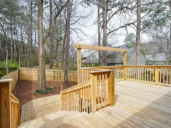 5th image of 1021 Creatwood Cir SE