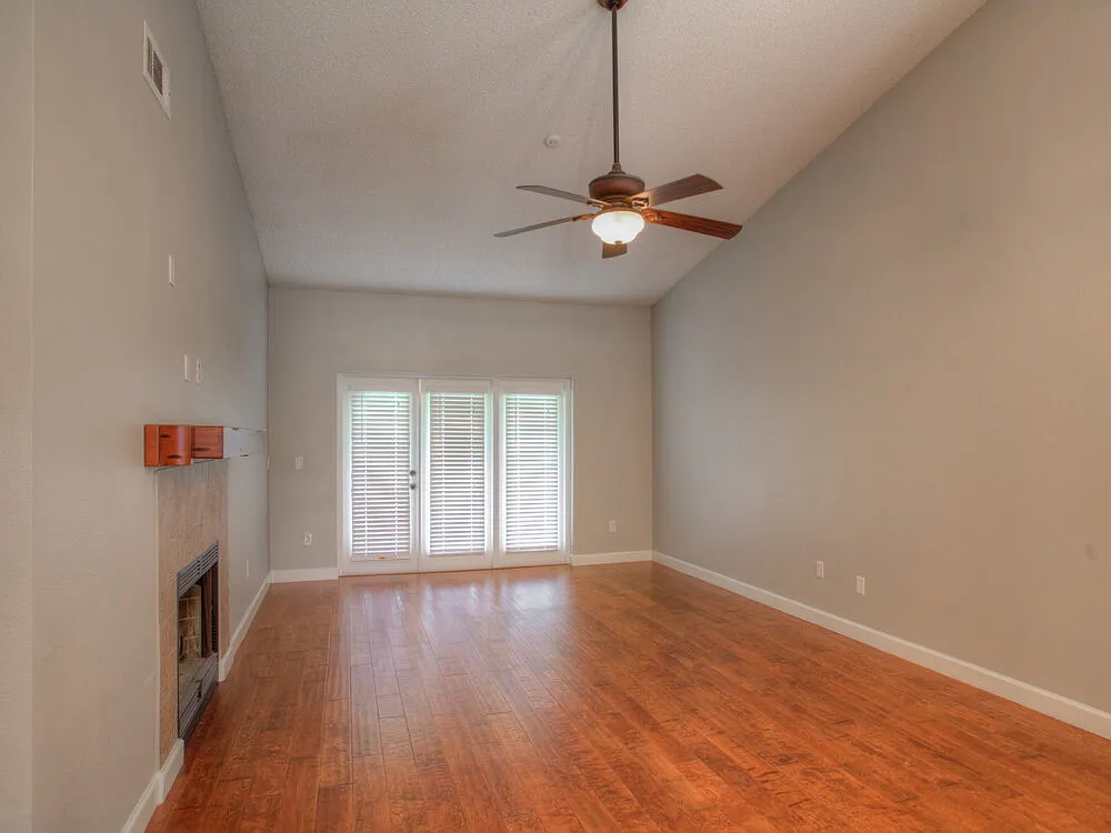 3 bed, 2.0 bath, 1369 sqft, $3,470 — Photo 3