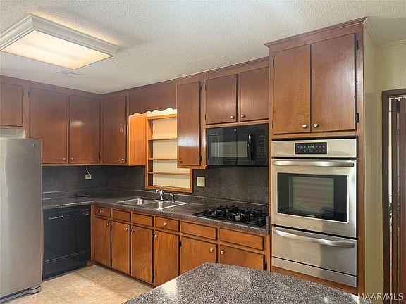 4th image of 2599 Montague St