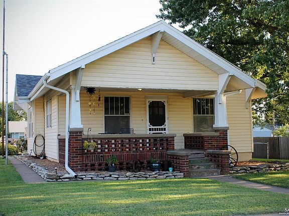 3rd image of 221 W Court St