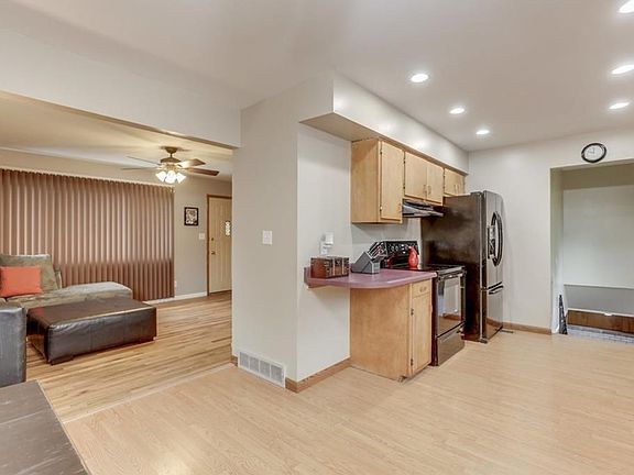 5th image of 3305 Redwood Dr