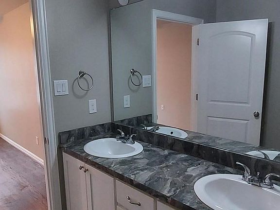 5th image of 407 W Criner St