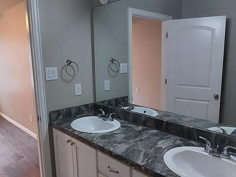 407 W Criner St #B — Photo 5