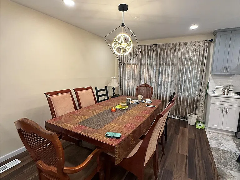 28 Peachtree Ln — Photo 4