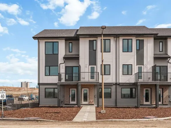 26 W Rowmont Heath NW, Calgary, AB T3L 0M2