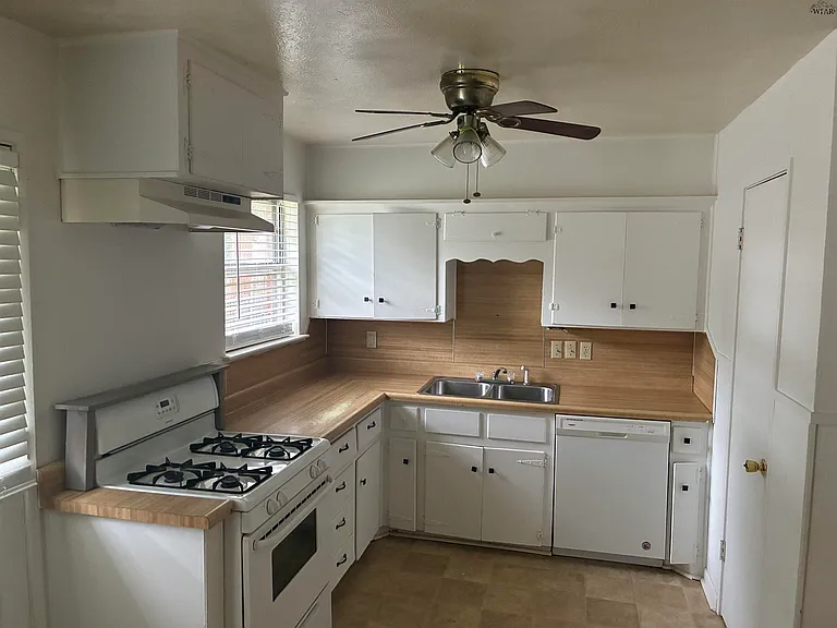 4644 Mistletoe Dr — Photo 3