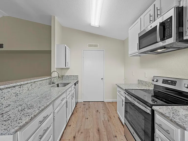 6005 Dooley Dr — Photo 7