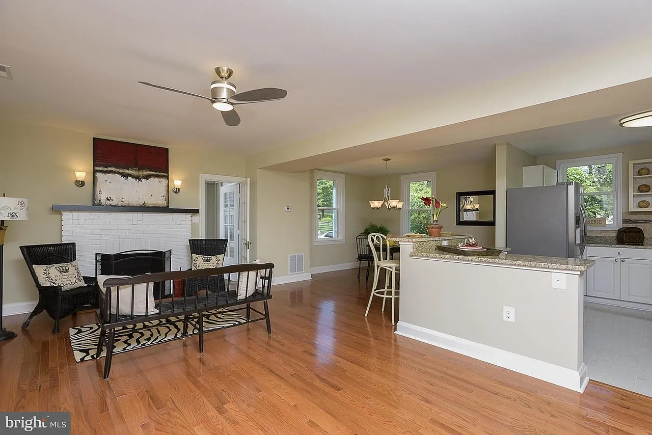 4 bed, 2106 sqft, $3,000 — Photo 2