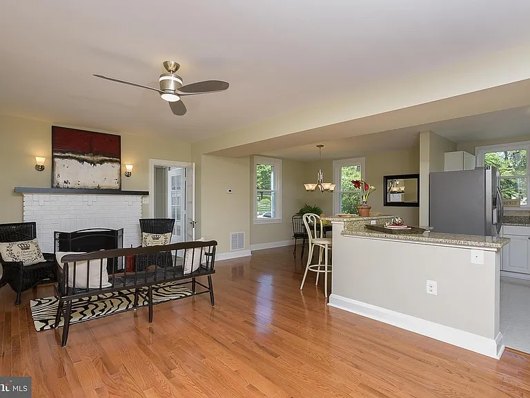 611 Hilltop Rd — Photo 2