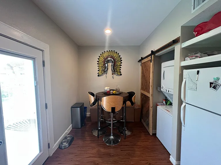1406 Houston St — Photo 6