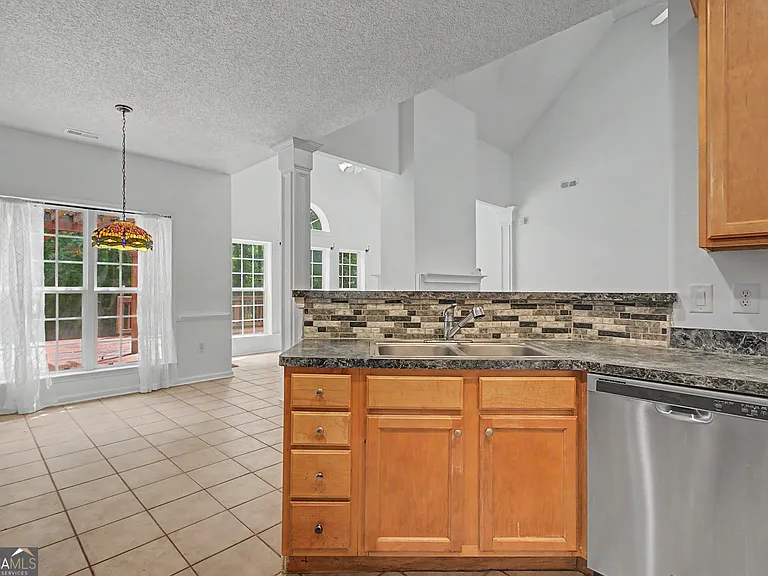 255 Squire Ln — Photo 23