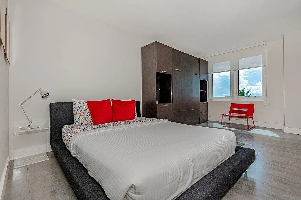Studio, 660 sqft, $3,900 — Photo 2