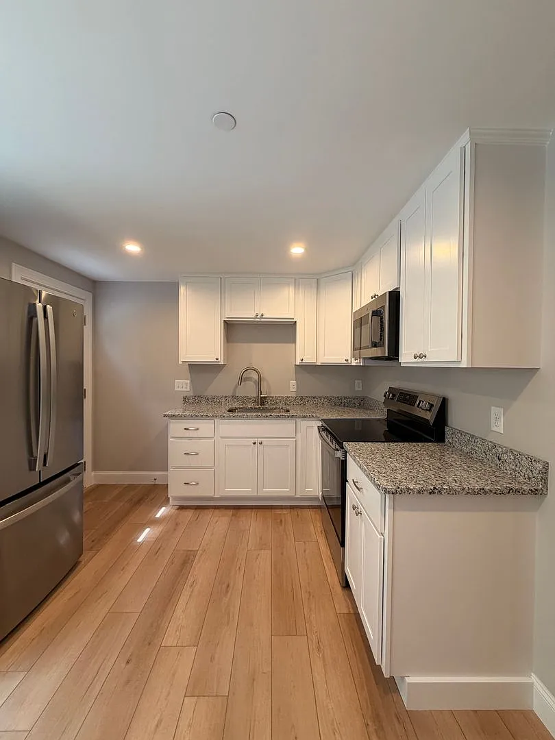 Brand New spacious Studio available in a great location. — Photo 1