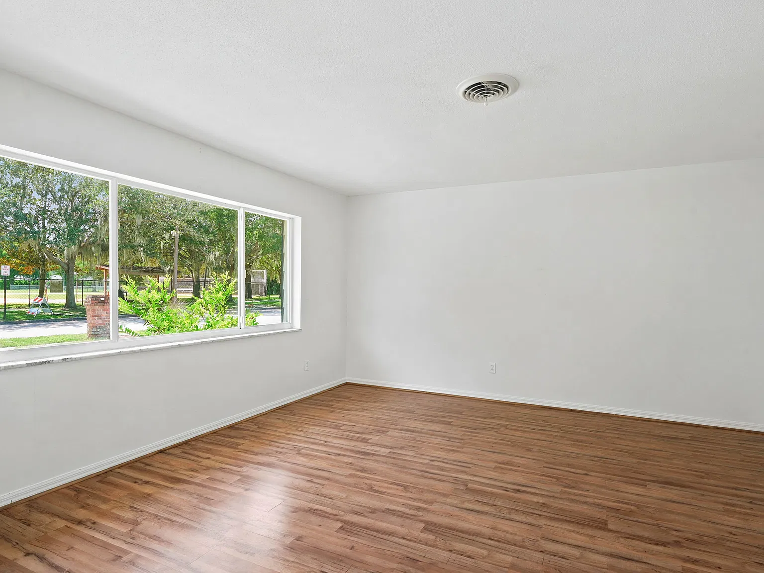 4 bed, 1992 sqft, $3,900 — Photo 3