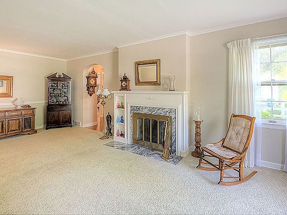 4th image of 915 James Ave
