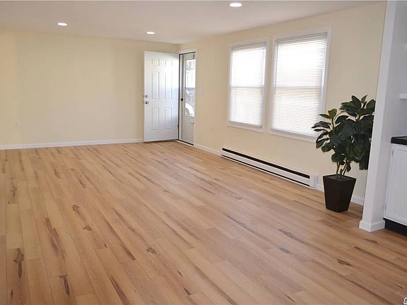 4th image of 72 Village Cir W