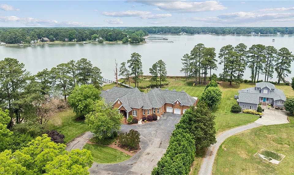 1st image of 220 Olde Pond Ln