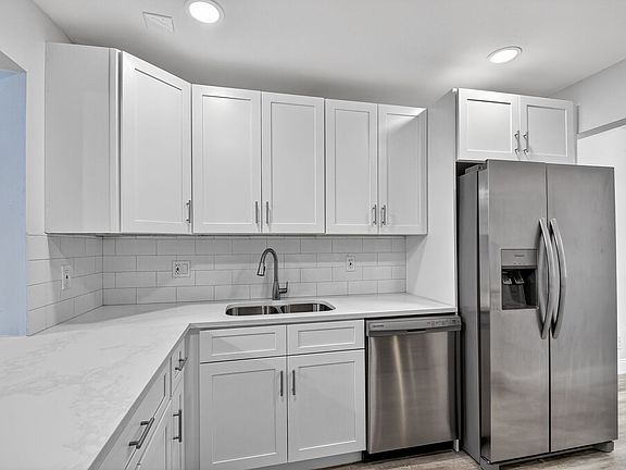 4th image of 5985 Forest Hill Blvd