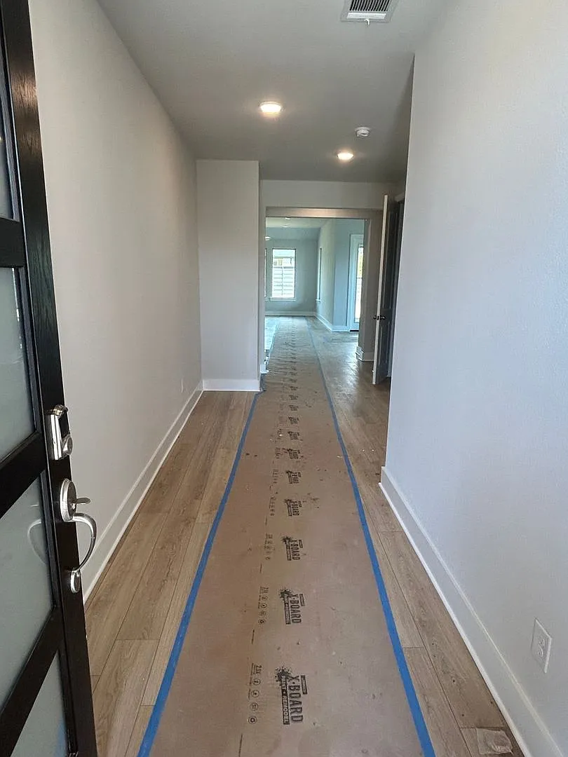 Spacious 5BR House in Aubrey — Photo 2