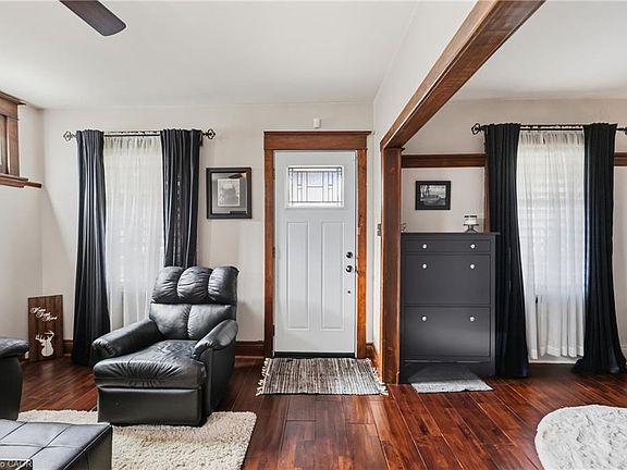 4th image of 84 Barons Ave N