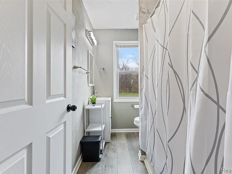 512 Westminster St — Photo 29