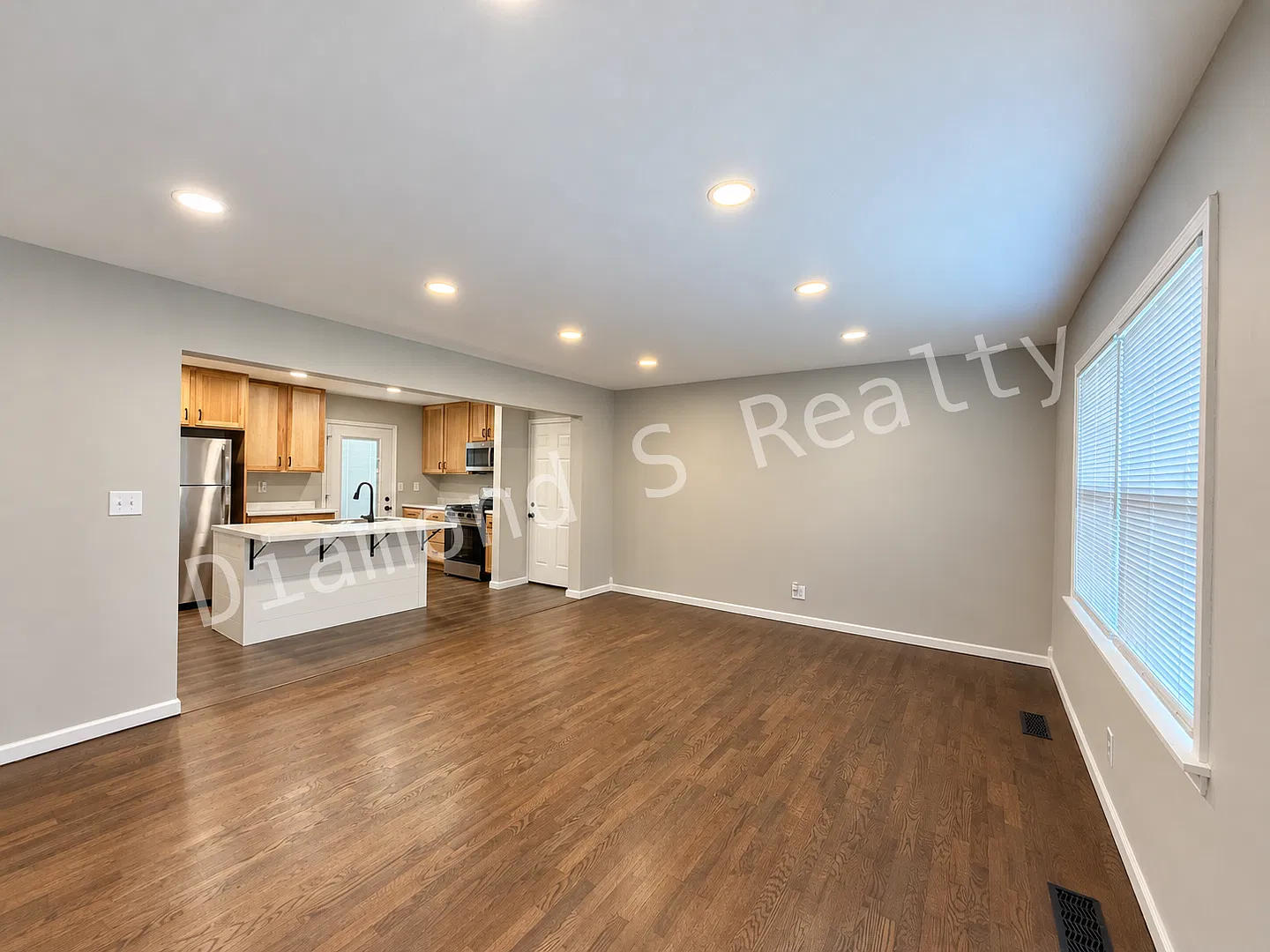 Gorgeous and Upscale 3 Bedroom Home Available!! — Photo 2