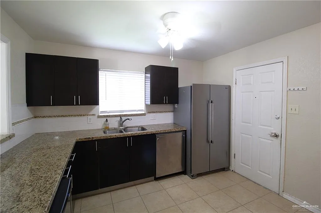 3 bed, 2.0 bath, 1388 sqft, $1,650 — Photo 4