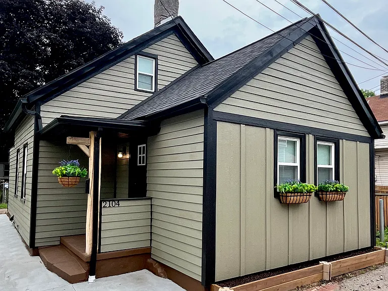 2104 W 34th Pl — Photo 1