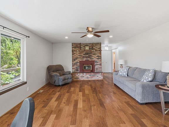 5th image of 178 Bluebell Ln