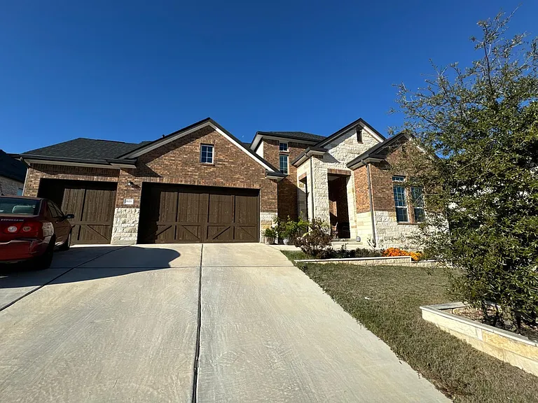 813 Palamos Dr — Photo 1