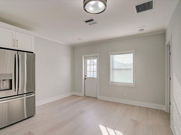 4th image of 320 NW 6th Ave