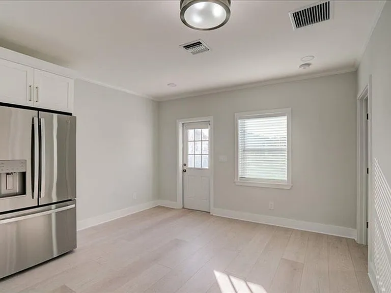 320 NW 6th Ave — Photo 4