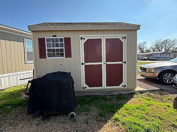 2nd image of 3901 Camellia Cir