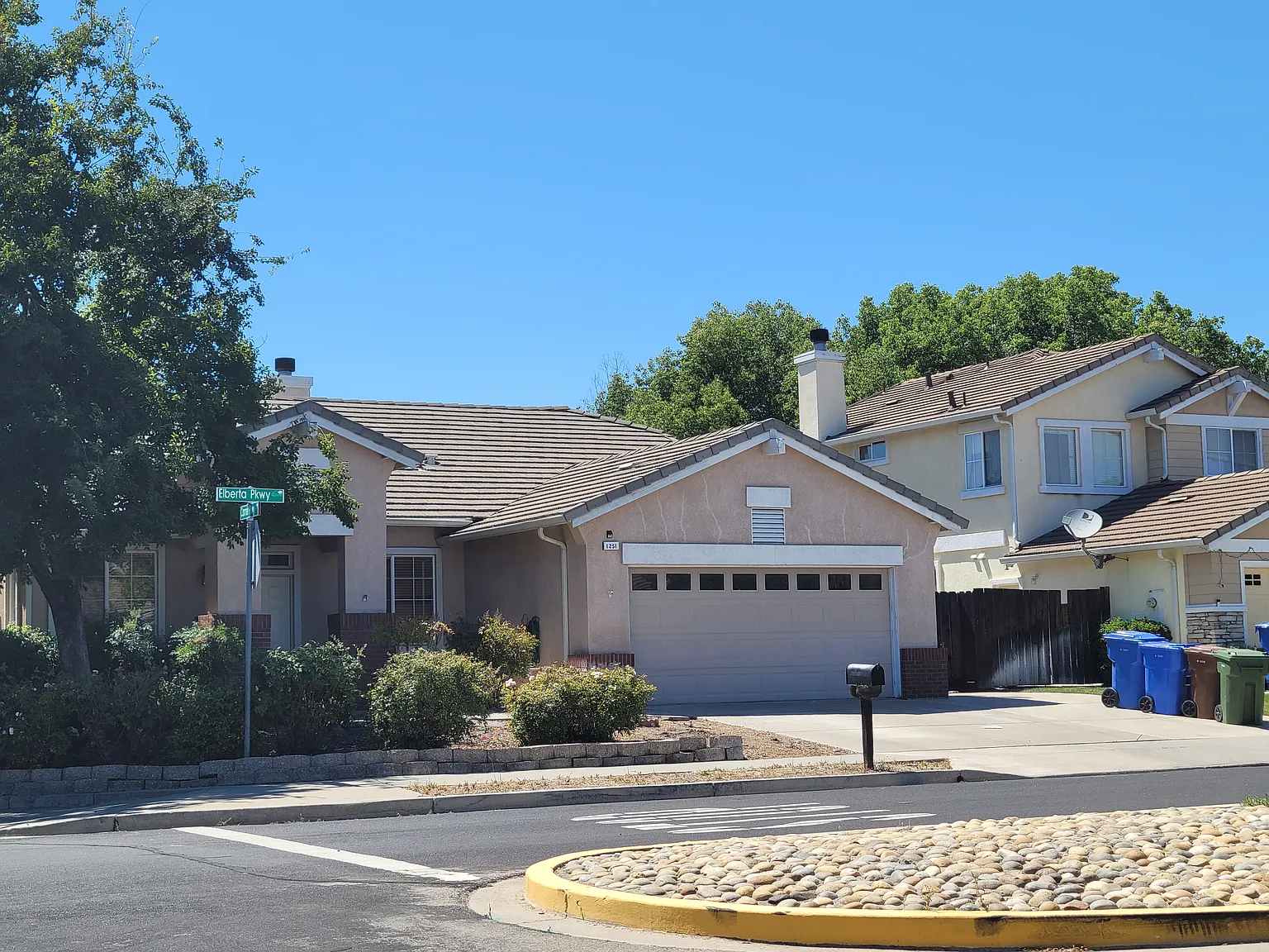 3 bed, 2.5 bath, 1935 sqft, $3,350 — Photo 3