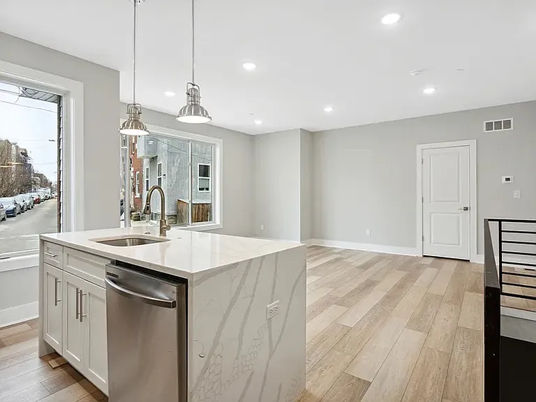 2120 Berges St E — Photo 2