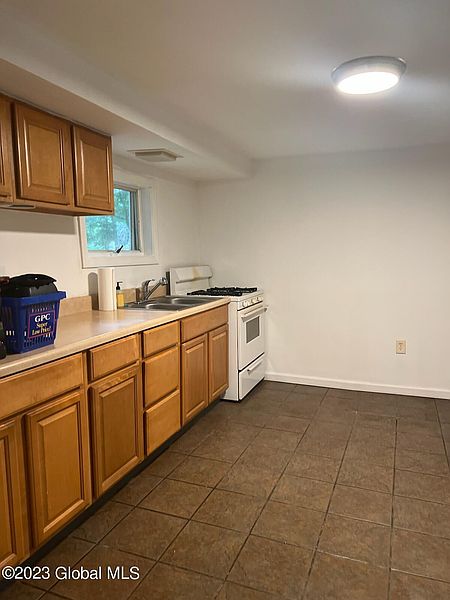 4th image of 31 Hunt Avenue