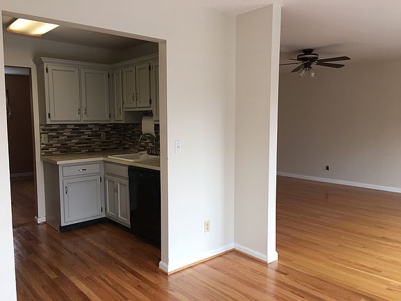 2nd image of 704 Ashford Cir #1