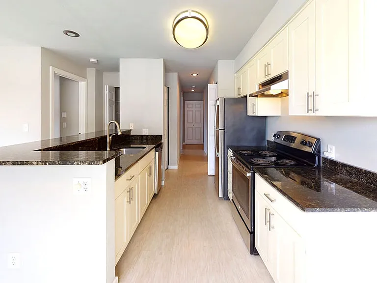 Avalon West Apartments — Photo 15