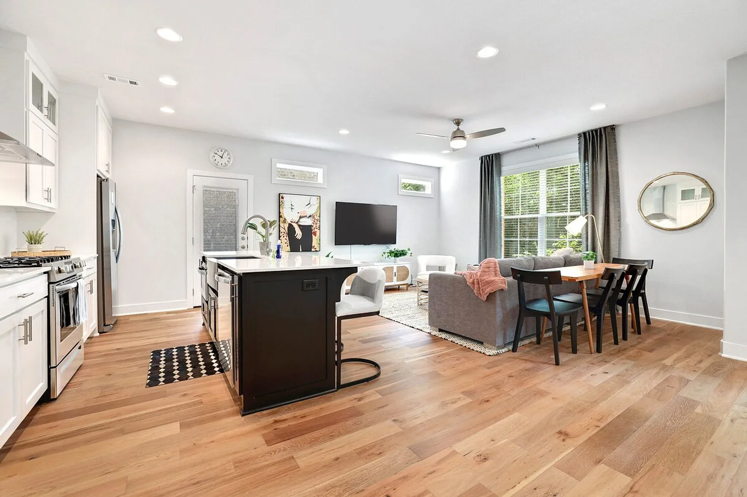 3 bed, 2.0 bath, 1722 sqft, $4,267 — Photo 3