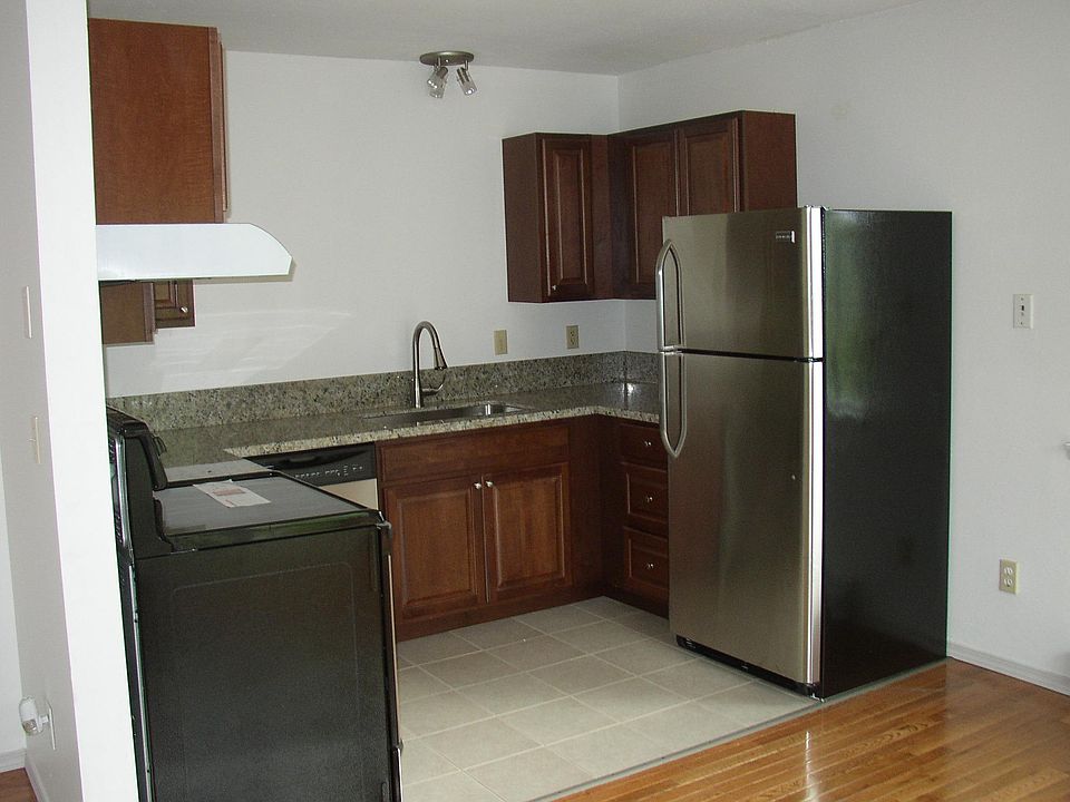2nd image of 1215 SE Haig St APT A