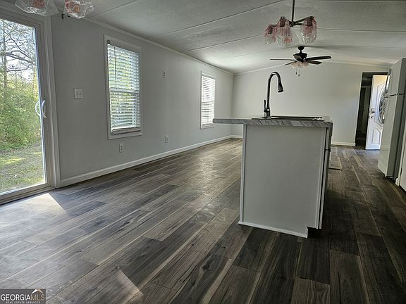 3rd image of 150 Back St